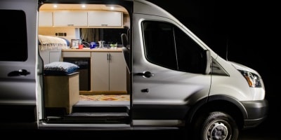 Ford Transit biến thành ngôi nhà di động: Nhà vệ sinh gây bất ngờ